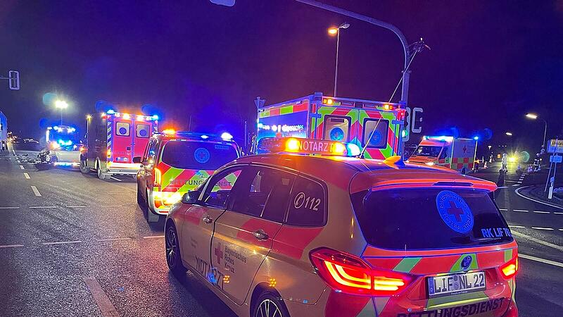 Schwerer Verkehrsunfall bei Niederf&uuml;llbach: Polizei, Rettungsdienst und Feuerwehr waren vor Ort.