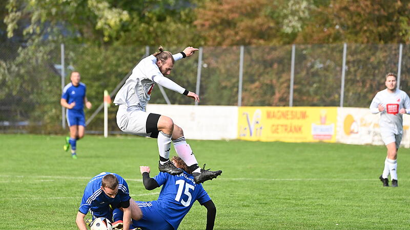 Der Einberger Niklas L&ouml;ffler wird von zwei Akteuren des TSV Gleu&szlig;en robust gestoppt.