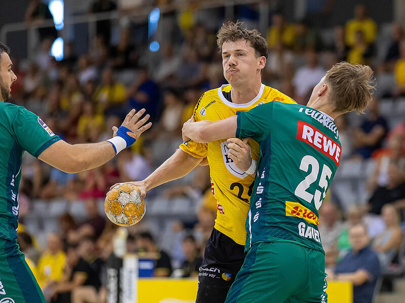 F&uuml;r Coburgs Sven We&szlig;eling gab es hier im Testspiel gegen Leipzig kein Vorbeikommen.