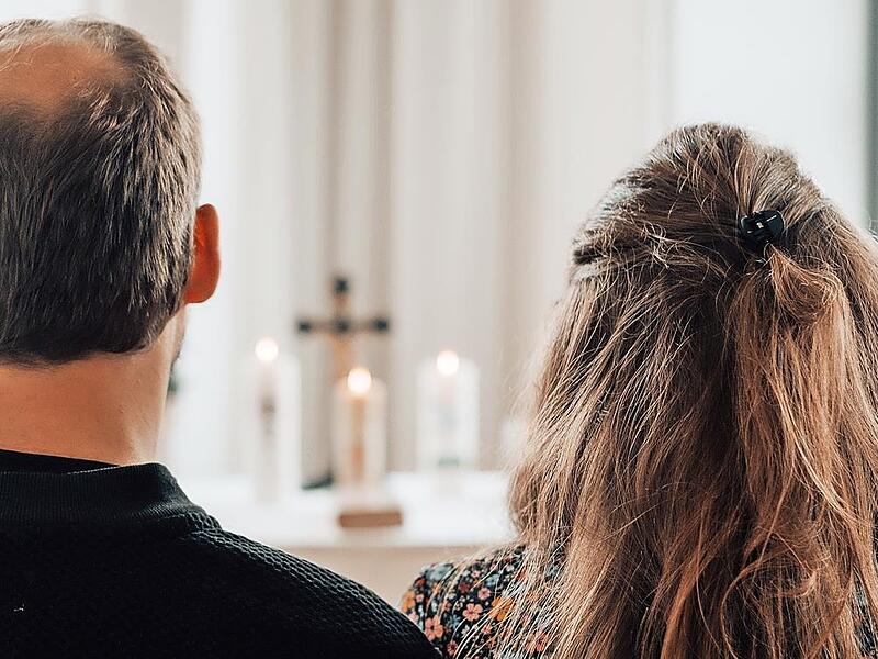 Ein Paar bei &bdquo;Einfach heiraten&ldquo; in Bamberg 2024.