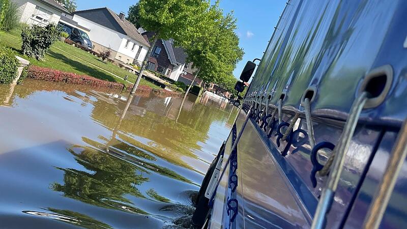 Das Wasser stand bis zu einem Meter hoch auf der Ortsdurchfahrt in Openhoven.