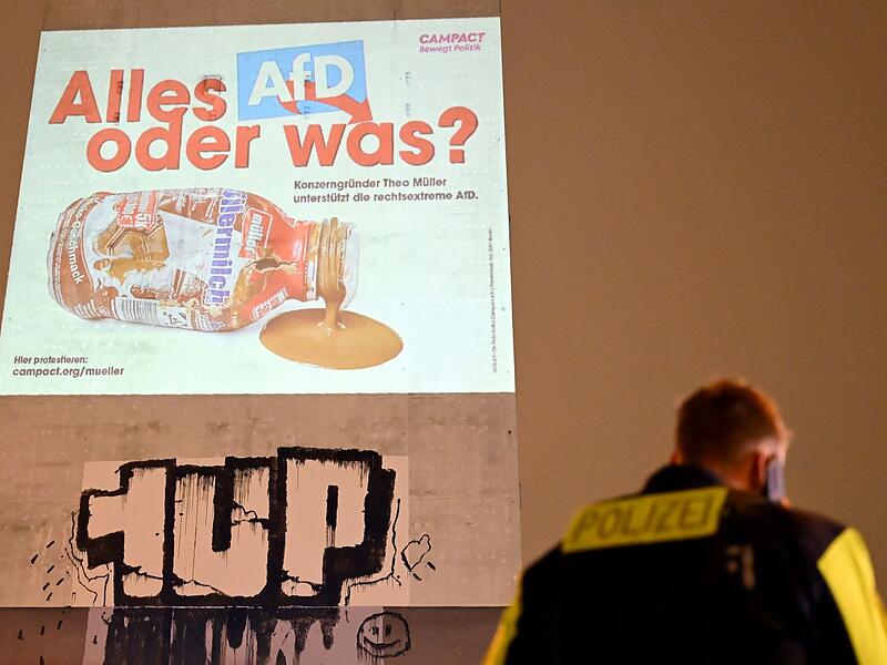 Großprojektion von Campact am Alexanderplatz Großprojektion von Campact am Alexanderplatz