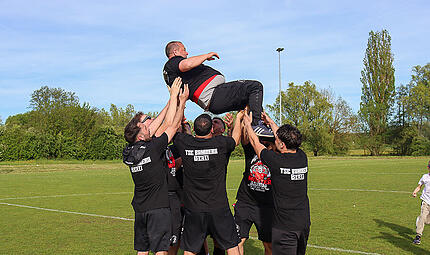Der TSC Bamberg l&auml;sst seinen Spielleiter Ihsan Fidan hochleben.