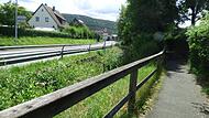 Die teilweise maroden Holzgel&auml;nder am Gehweg am Breitenbach in der Breitenacher Stra&szlig;e sollen im Zuge der Gehwegsanierung entfernt und durch eine Hecke ersetzt werden. Gegen diesen Plan regte sich im Stadtrat massiver Widerstand.Forchheim & Fr&auml;nkische Schweiz