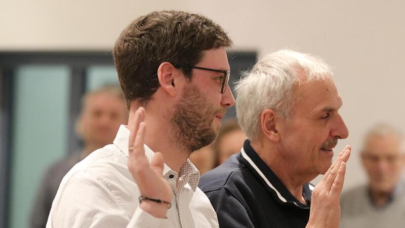Simon Dorn (links) und Walter Kömpel wurden in der jüngsten Sitzung des Wildfleckener Marktgemeinderates als Feldgeschworene für Oberbach vereidigt.