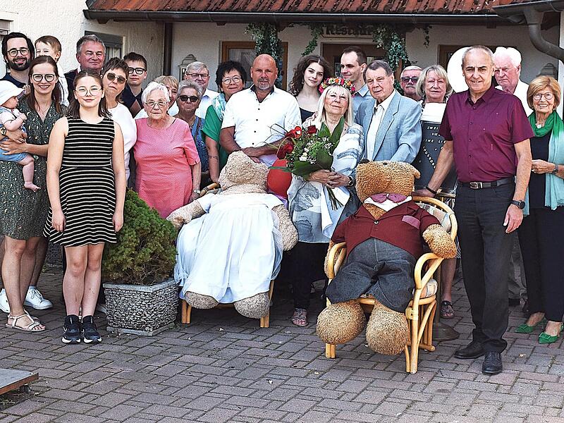 Im Kreise ihrer Familie und der Angehörigen feierten Ingeborg und Rudolf Schmidt ihre „Diamantene Hochzeit“, wozu auch Erster Bürgermeister Robert Hümmer für die Gemeinde Altenkunstadt gratulierte.
