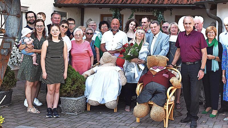 Im Kreise ihrer Familie und der Angehörigen feierten Ingeborg und Rudolf Schmidt ihre „Diamantene Hochzeit“, wozu auch Erster Bürgermeister Robert Hümmer für die Gemeinde Altenkunstadt gratulierte.