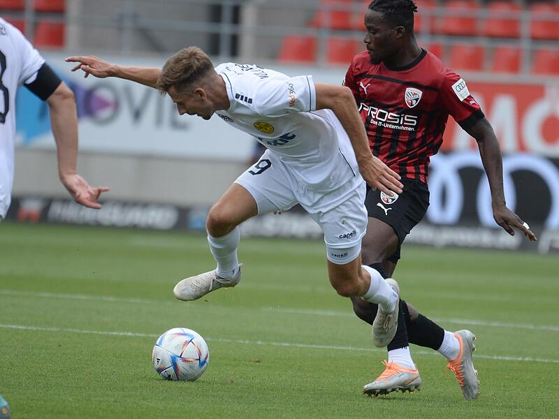 Der Bayreuther Torjäger Alexander Nollenberger wird im Hinspiel von Hans Nunoo Sarpei gefoult. Der Bayreuther Torjäger Alexander Nollenberger wird im Hinspiel von Hans Nunoo Sarpei gefoult.