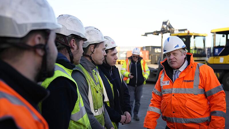 Boris Johnson, Premierminister von Gro&szlig;britannien, bei seinem Besuch im Hafen von Tilbury