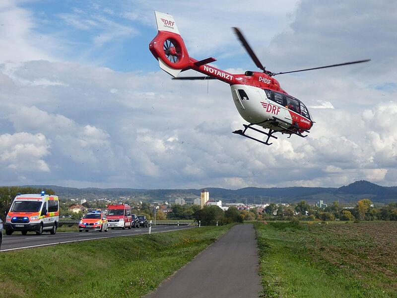 Mit zwei Rettungshubschraubern wurden die in Lebensgefahr befindliche Mutter und ihr schwer verletzter Bub in eine  Uniklinik geflogen.