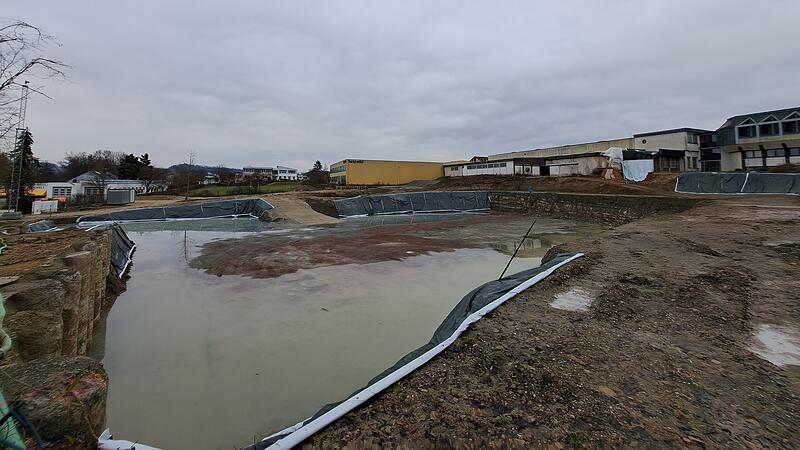 Baugebiet in Ahorn: Hier will die Divaco Immobilien Gruppe Wohnraum und Gewerbeinheiten schaffen. Dieses Archivfoto aus dem Januar 2024 zeigt die mit Wasser vollgelaufene Baugrube am Ahorner Berg.
