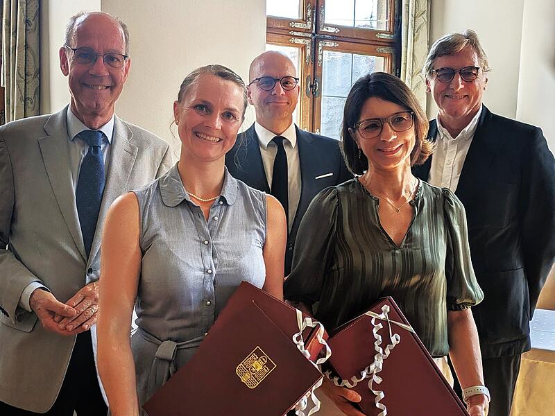 Die Boxberger-Preisträgerinnen Veronika Throner (links) und Dr. Sandra Kus mit (hinten von links) Dr. Klaus-Henning Kraft (Vorstandsvorsitzender Boxberger-Stiftung), Oberbürgermeister Dr. Dirk Vogel und Laudator Prof. Dr. Michael Linden (Institut für Kurortmedizin und Gesundheitsförderung, Kuratoriumsvorsitzender der Boxberger-Stiftung) Die Boxberger-Preisträgerinnen Veronika Throner (links) und Dr. Sandra Kus mit (hinten von links) Dr. Klaus-Henning Kraft (Vorstandsvorsitzender Boxberger-Stiftung), Oberbürgermeister Dr. Dirk Vogel und Laudator Prof. Dr. Michael Linden (Institut für Kurortmedizin und Gesundheitsförderung, Kuratoriumsvorsitzender der Boxberger-Stiftung)