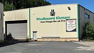 Als wäre sie noch gar nicht weg: An der ehemaligen Lager- und Logistikhalle der Brauerei Kitzmann im Herzogenauracher Ortsteil Niederndorf prangt immer noch der einprägsame Kitzmann-Schriftzug.