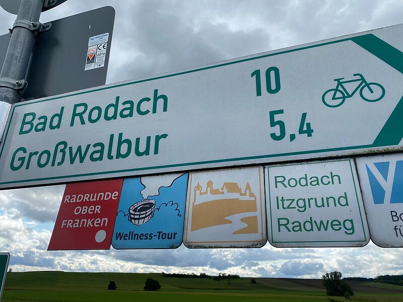 Alle Wege f&uuml;hren zur Veste! Deshalb wird sie hier auch als Markierung bei Radweg-Beschilderungen verwendet.