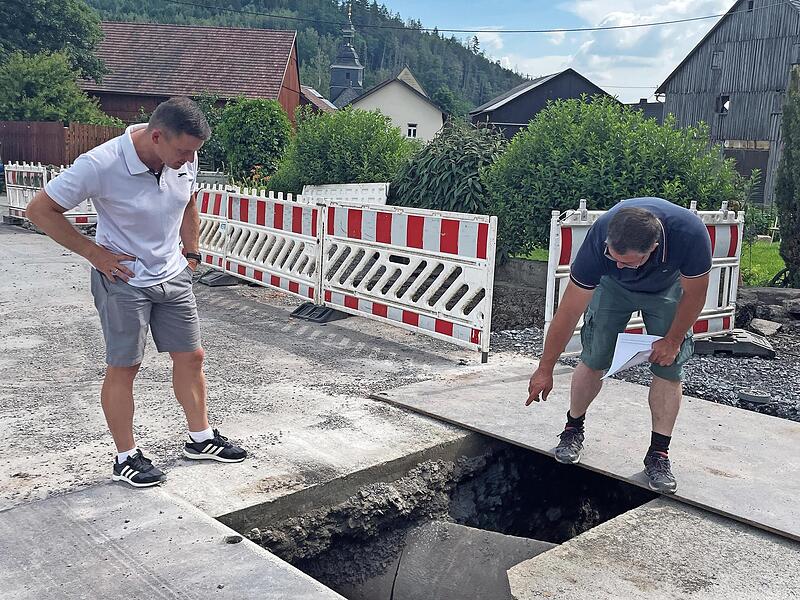 B&uuml;rgermeister Stefan Heinlein (links) und Bauamtsleiter Andreas Schorn begutachten eine Kanalleitung. In K&uuml;rze beginnt die Sanierung der 60 Kilometer langen Kanalnetzes.