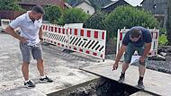 B&uuml;rgermeister Stefan Heinlein (links) und Bauamtsleiter Andreas Schorn begutachten eine Kanalleitung. In K&uuml;rze beginnt die Sanierung der 60 Kilometer langen Kanalnetzes.