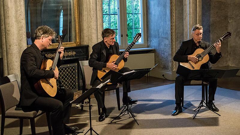 Das M&uuml;nchner Gitarrentrio gastierte im Marmorsaal von Schloss Rosenau in R&ouml;dental.