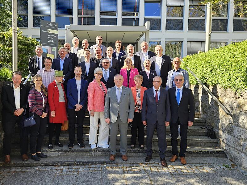 Landrat Thomas Bold (1. Reihe, 4. von rechts) gemeinsam mit seinen Stellvertretern Gotthard Schlereth und Emil M&uuml;ller (1. Reihe, von rechts) sowie den Kreisr&auml;tinnen und Kreisr&auml;ten, die zur kommenden Wahlperiode aus dem Kreistag ausscheiden.