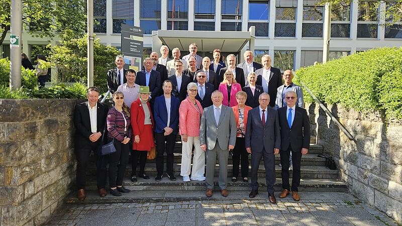 Landrat Thomas Bold (1. Reihe, 4. von rechts) gemeinsam mit seinen Stellvertretern Gotthard Schlereth und Emil M&uuml;ller (1. Reihe, von rechts) sowie den Kreisr&auml;tinnen und Kreisr&auml;ten, die zur kommenden Wahlperiode aus dem Kreistag ausscheiden.