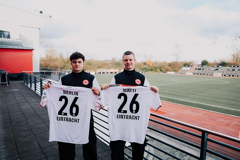 Merlin (links) und Matti Hummel tragen künftig das Trikot von Eintracht Frankfurt.