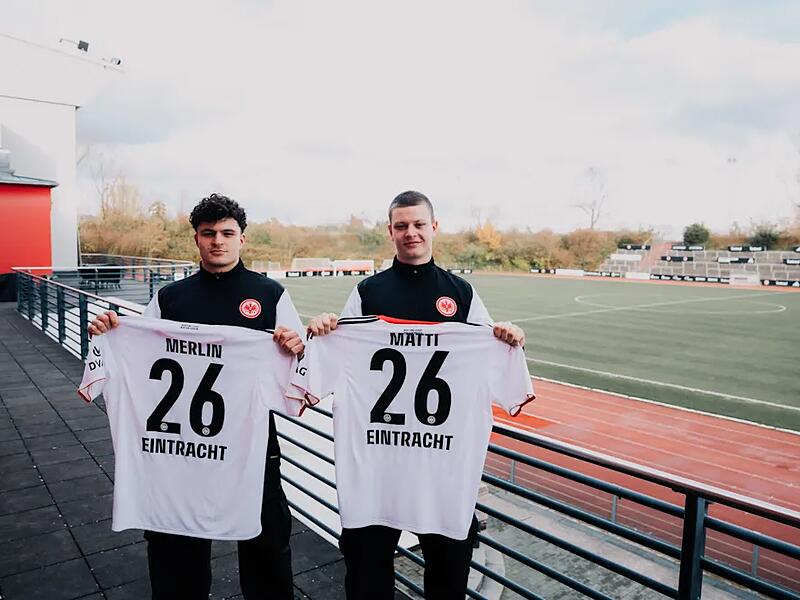 Merlin (links) und Matti Hummel tragen künftig das Trikot von Eintracht Frankfurt.