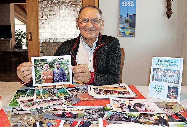In gro&szlig;er Vorfreude auf das Sonntags-Benefizkonzert genie&szlig;t Hansi Schubert seine zahlreichen Erinnerungsfotos mit Bischof Severine und hofft auf gro&szlig;z&uuml;gige Unterst&uuml;tzung f&uuml;r das Tansania-Projekt.