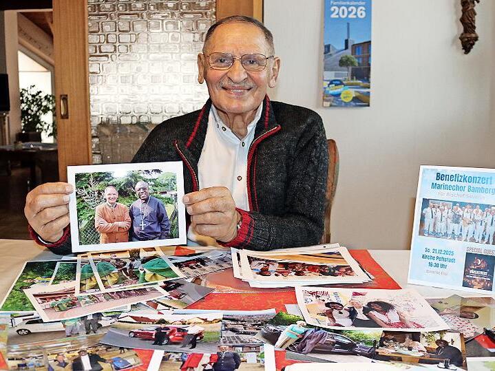 In gro&szlig;er Vorfreude auf das Sonntags-Benefizkonzert genie&szlig;t Hansi Schubert seine zahlreichen Erinnerungsfotos mit Bischof Severine und hofft auf gro&szlig;z&uuml;gige Unterst&uuml;tzung f&uuml;r das Tansania-Projekt.