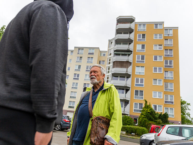 Traugott Hübner Mieterverein ForchheimForchheim & Fränkische Schweiz Traugott Hübner vom Mieterverein Forchheim spricht mit Anwohnern des Problemmiethauses in der Regnitzstraße Forchheim. Nach Jahren der Missstände – tut die Fürther P&P Group als Eigentümerin nun endlich was dagegen?