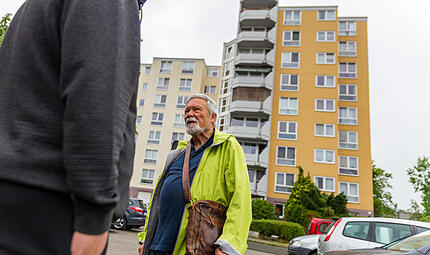 Traugott Hübner Mieterverein ForchheimForchheim & Fränkische Schweiz Traugott Hübner vom Mieterverein Forchheim spricht mit Anwohnern des Problemmiethauses in der Regnitzstraße Forchheim. Nach Jahren der Missstände – tut die Fürther P&P Group als Eigentümerin nun endlich was dagegen?