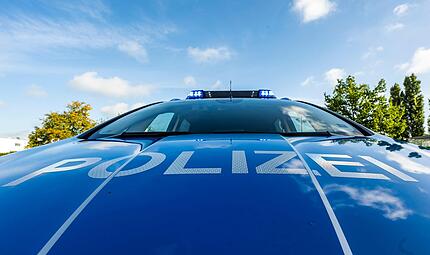 Baum f&auml;llt auf Auto auf B303 bei Ebersdorf