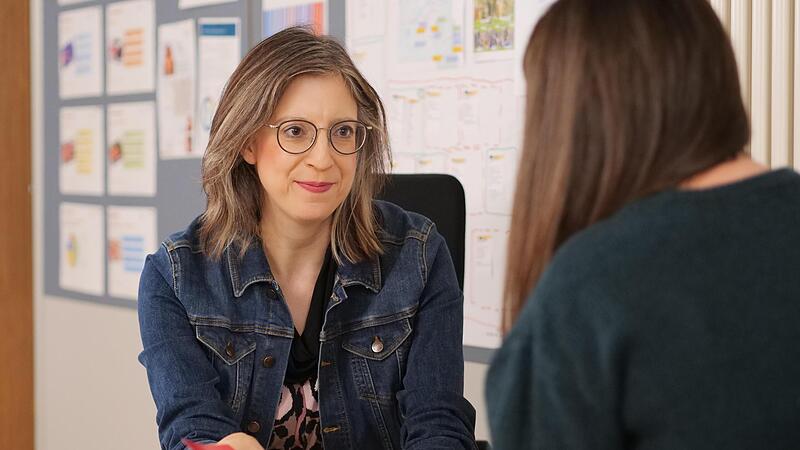 Silvia Bauernfeind in einem Beratungsgespräch Silvia Bauernfeind in einem Beratungsgespräch