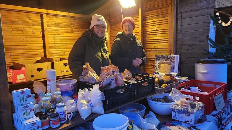 Nicole Bergholz mit Foodsharing-Kollegin Claudia H&uuml;bner am Aufkl&auml;rungsstand auf dem Kulmbacher Adventsmarkt