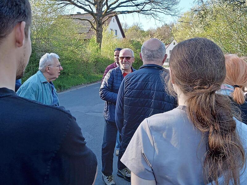 Elmar Barth (Mitte) f&uuml;hrte kenntnisreich durch den Altort von Unterpreppach und erl&auml;uterte dessen facettenreiche Geschichte.