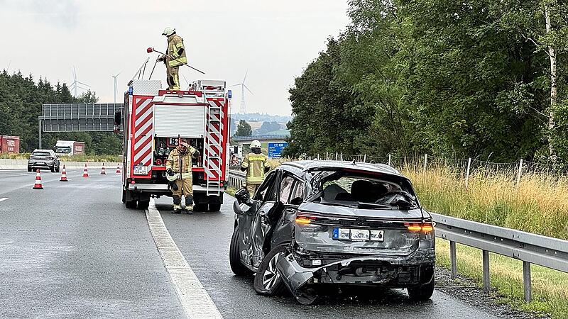 Auf der A9 auf H&ouml;he M&uuml;nchberg kam es wegen des Wetters zu einem schweren Verkehrsunfall. Auf nach dem Starkregen nasser Fahrbahn kam eine Fahrerin mit ihrem Auto ins Schleudern und krachte mit dem Heck des Fahrzeugs in einen Lastwagen.