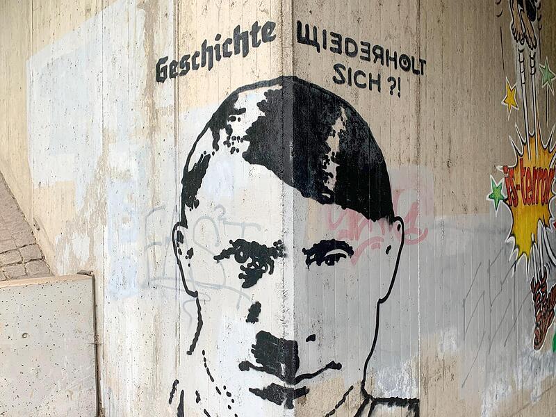 Umstrittenes Kunstwerk an der Judenberg-Unterf&uuml;hrung in Coburg: links ist eine Gesichtsh&auml;lfte von Hitler zu sehen, rechts eine von Putin. Dar&uuml;ber steht: &bdquo;Geschichte wiederholt sich?!&ldquo;