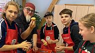Auch das ist Mittelschule: Vor zwei Jahren bereiteten Jugendliche der Iphöfer Karlheinz-Spielmann-Schule gesundes Essen mit dem Sternekoch Stefan Marquard vor.