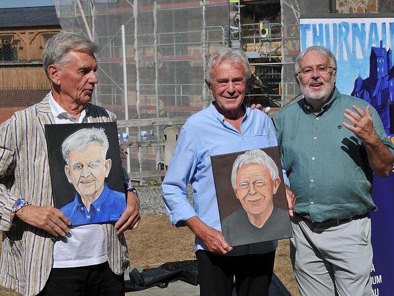 Sie sind die Gründerväter des Symposiums: die Bildhauer Michael Sauer (links) und Albert Volk (Mitte). Vorsitzender Manfred Gareis überreichte beiden Portraits, die die tschechische Malerin Denisa Ruzi&#269;ková für diesen Anlass geschaffen hat.