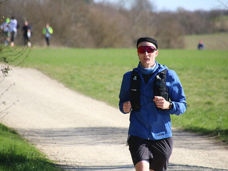 Strahlender Sonnenschein, aber nur niedrige Plusgrade erwartete die L&auml;ufer beim 19. Obermain-Marathon rund um Bad Staffelstein. Die Marathon-Strecke f&uuml;hrte wieder an den beiden Wahrzeichen der Kurstadt, dem Kloster Banz und der Basilika Vierzehnheiligen vorbei.