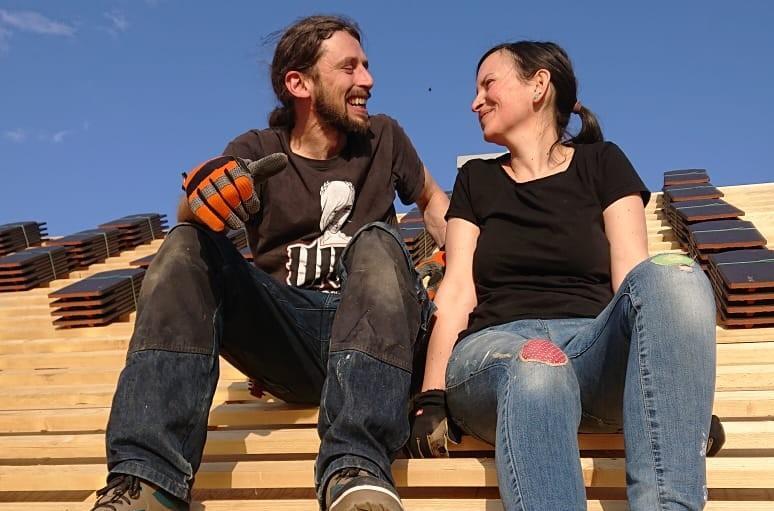 Werner und Manuela Kapfenberger freuen sich über ihr nachhaltiges Holzhaus.