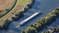 Fast idyllisch wirkt die Fahrt des Güterkahns auf dem Kanal. Die Verantwortlichen hatten auf eine höhere Auslastung gebaut. Fast idyllisch wirkt die Fahrt des Güterkahns auf dem Kanal. Die Verantwortlichen hatten auf eine höhere Auslastung gebaut.