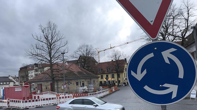 Einfach gerade durch: Der Kreisverkehr am Paradeplatz lädt ein, schnell zu fahren und die Kurven zu schneiden.Forchheim & Fränkische Schweiz