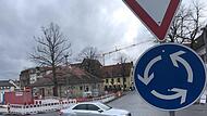Einfach gerade durch: Der Kreisverkehr am Paradeplatz lädt ein, schnell zu fahren und die Kurven zu schneiden.Forchheim & Fränkische Schweiz