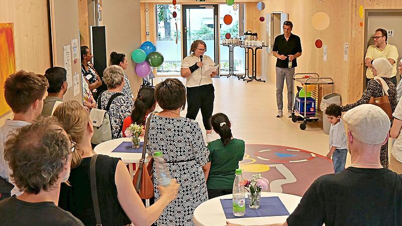 Katrin Stahl (Mitte), Leiterin der des Kinderhauses, bei der Begrüßung der Gäste. Lebenshilfe Erlangen Katrin Stahl (Mitte), Leiterin der des Kinderhauses, bei der Begrüßung der Gäste. Lebenshilfe Erlangen