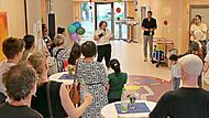 Katrin Stahl (Mitte), Leiterin der des Kinderhauses, bei der Begr&uuml;&szlig;ung der G&auml;ste. Lebenshilfe Erlangen