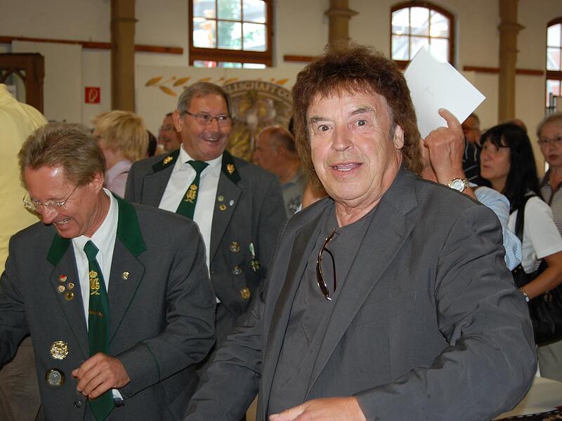 Tony Marshall beim Armbrustschießen während des Coburger Vogelschießens im August 2011. Tony Marshall beim Armbrustschießen während des Coburger Vogelschießens im August 2011.