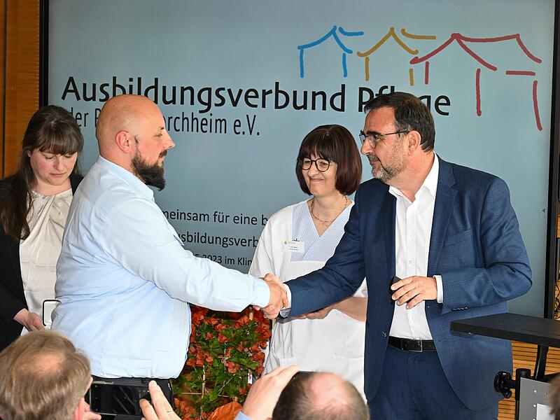 Bayerns Gesundheitsminister Klaus Holetschek dankt den Pflegeazubis (hier Christian Schwind) f&uuml;r ihren Einsatz.Forchheim & Fr&auml;nkische Schweiz
