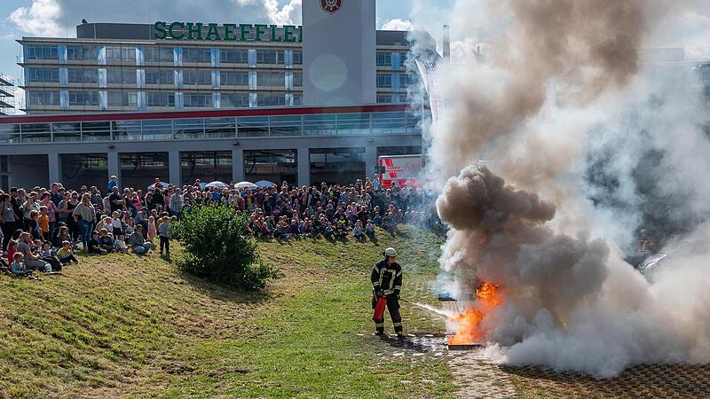 Ein Feuerwehrmann zeigt in Herzogenaurach, wie man einen Dieselbrand mit einem Feuerlöscher löscht.