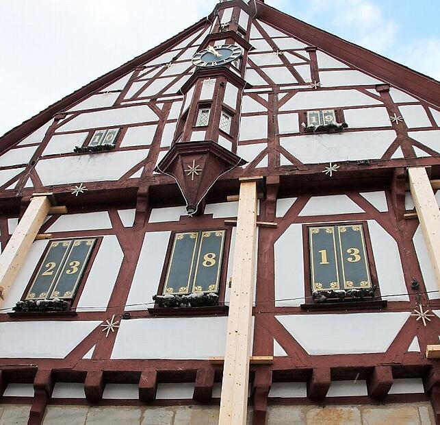 Im Dezember 2013, als das Rathaus gerade wieder als Adventskalender diente, schien eine Sanierung noch vermeidbar. Ein Jahr später kursierten erste Schätzungen über die Sanierungskosten, die auf rund zehn Millionen Euro beziffert wurden. Im Dezember 2013, als das Rathaus gerade wieder als Adventskalender diente, schien eine Sanierung noch vermeidbar. Ein Jahr später kursierten erste Schätzungen über die Sanierungskosten, die auf rund zehn Millionen Euro beziffert wurden.