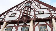Im Dezember 2013, als das Rathaus gerade wieder als Adventskalender diente, schien eine Sanierung noch vermeidbar. Ein Jahr später kursierten erste Schätzungen über die Sanierungskosten, die auf rund zehn Millionen Euro beziffert wurden.
