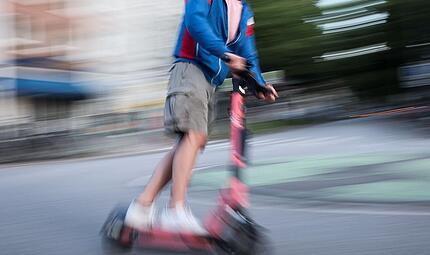 Verfolgungsjagd im Kreis Bamberg: Jugendliche fl&uuml;chten auf E-Scootern vor Polizei